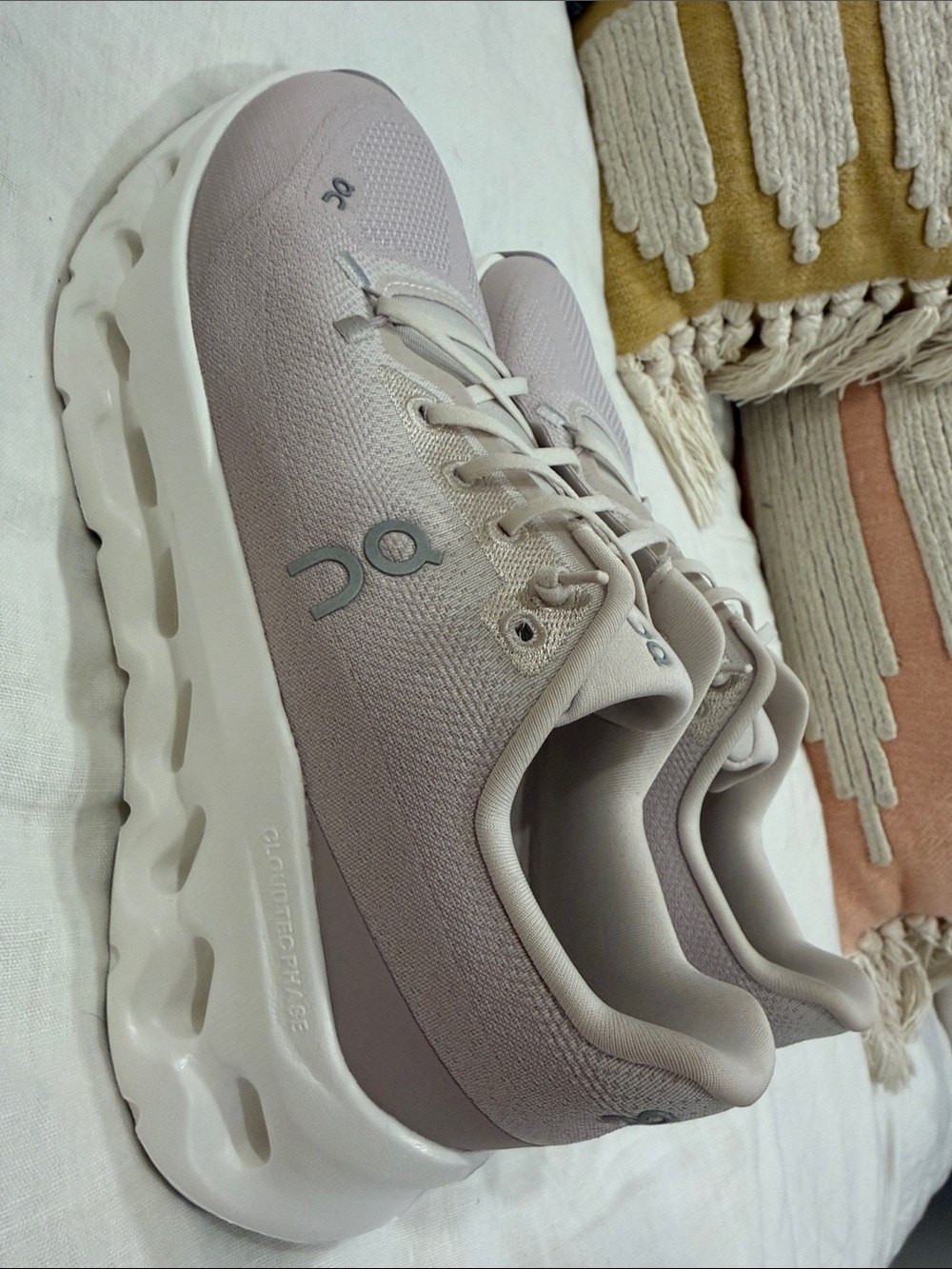 OnCloud women Cloudtilt lavender|white
BESTSELLER
$170 Running Sneakers Sz 9 NEW